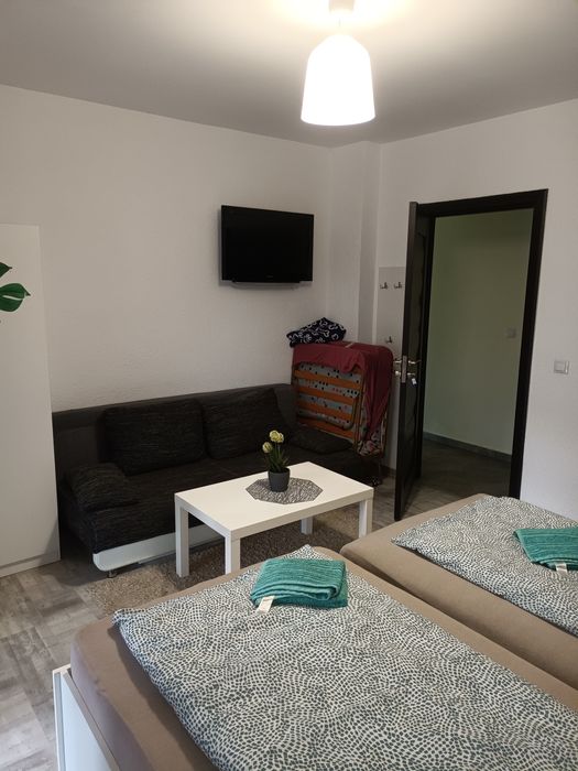 Închiriez apartamente și garsoniere în regim hotelier la muncitori