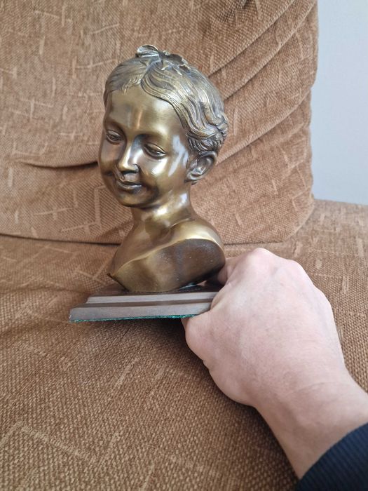 Бронзов бюст на момиче