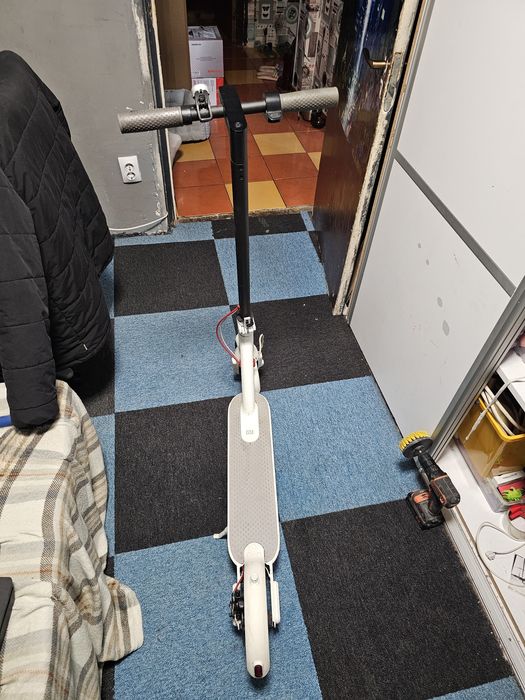 Trotinetă electrică – stare excelentă, cu cauciuc de rezervă!