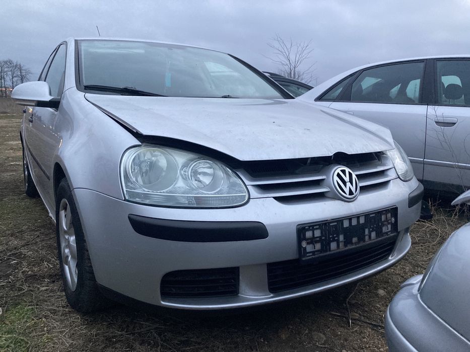 Продава се само на части Фолксваген Голф 5 1.6 FSI 2005 година