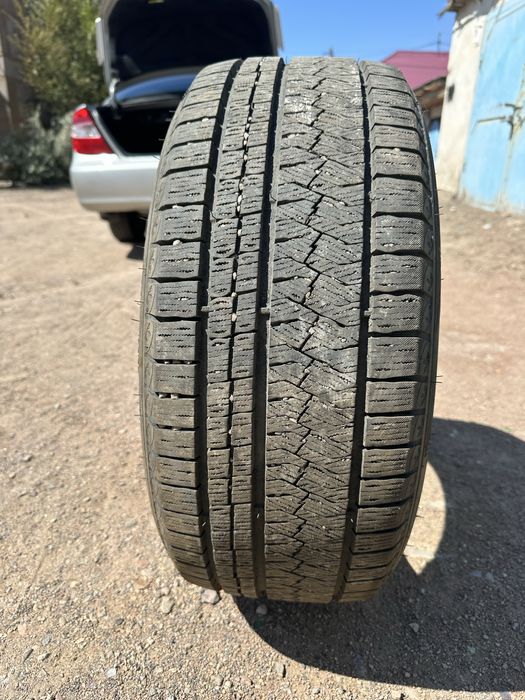 Продам 235/45/18 зимни Triangle