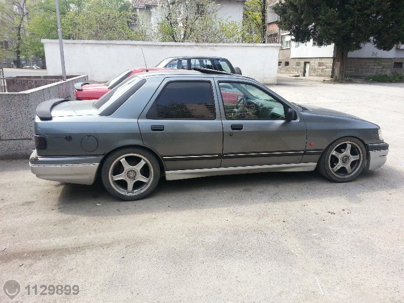 Продавам Форд Сиера 91 година седан на части 3 броя