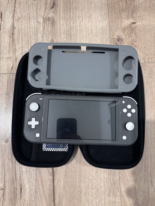 Vand consola Nintendo Switch + 5 jocuri