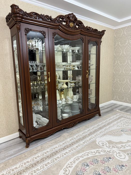 Шкаф-витрина в идеальном состоянии