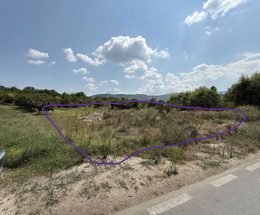 Парцел с площ 1.39 дка (1 390 м²), с променен статут, главен път Перущица, сонда с питейна вода.“