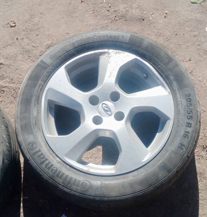 Largus  R16 2 ta  Biroz diskida yorilish bor