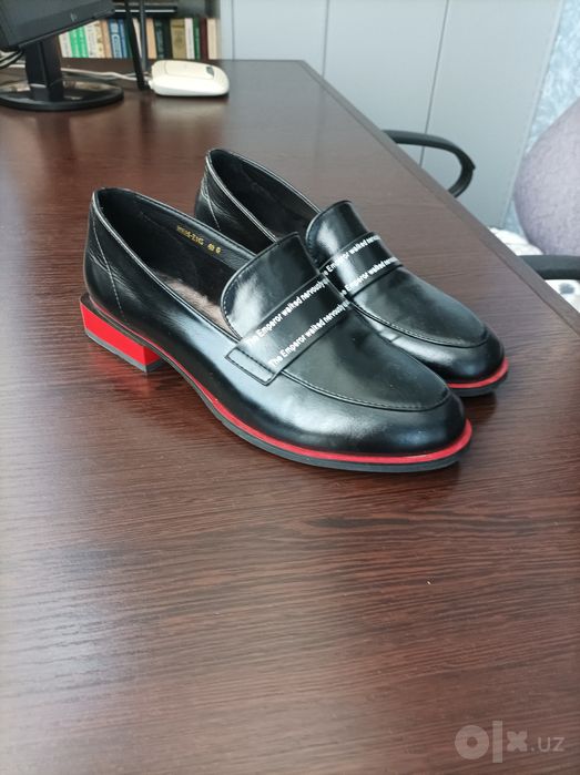 Продаются лакированные женские туфли.