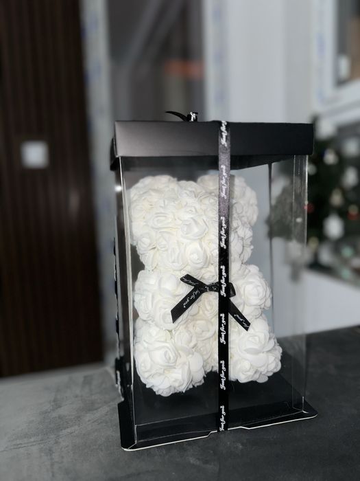 Подаръчно мече с вечни рози и елегантна панделка - идеално за празници