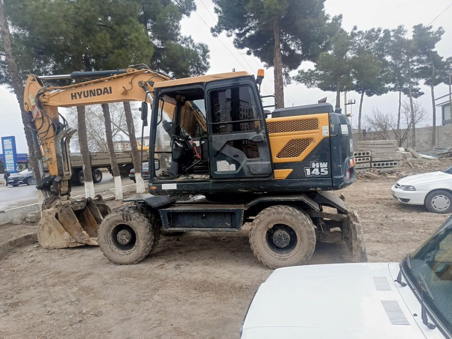 Ekskavator xizmati adboynik transha katlavan eski qurilishlarni buzish