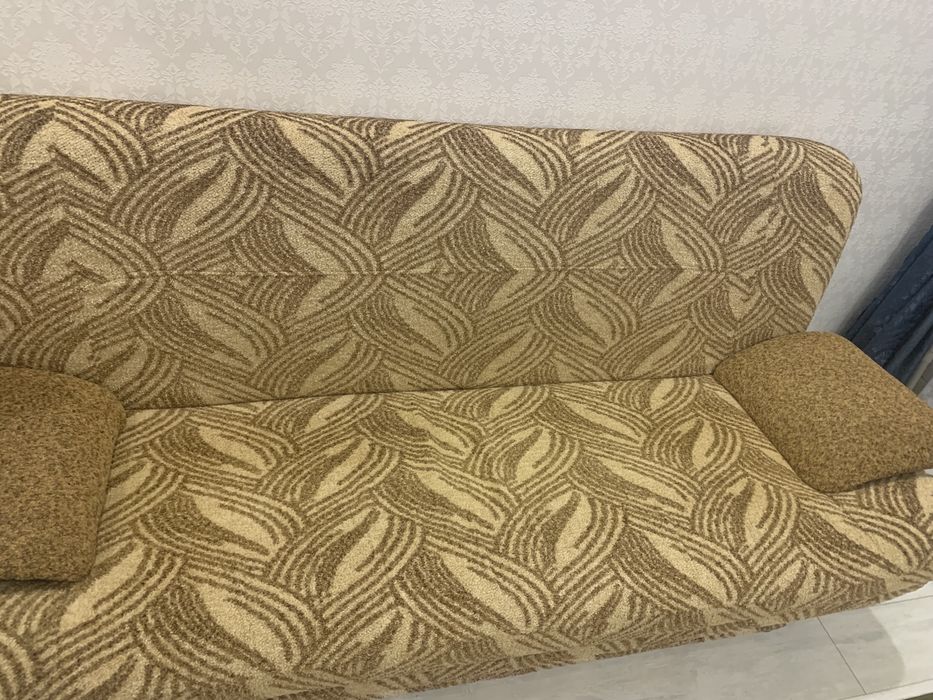 удобный диван и два кресла в комплекте