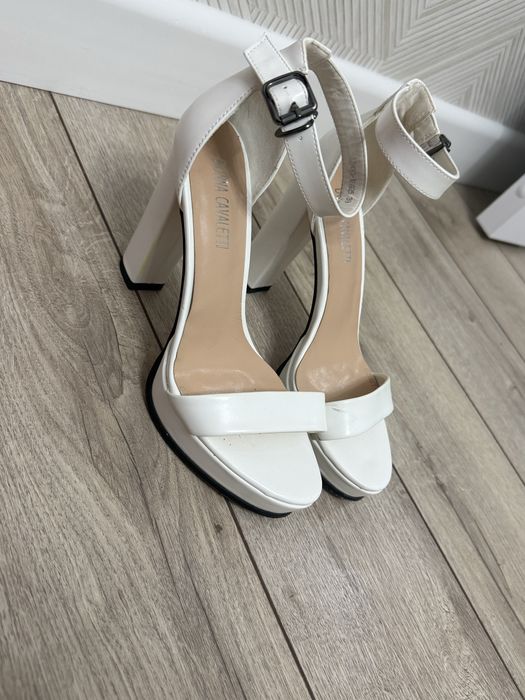 Продам босоножки