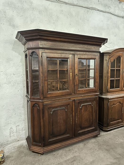 Масивна дъбова витрина с шкаф и осветление