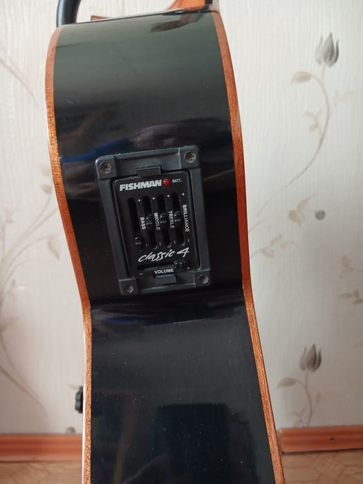 Продам электроакустическую гитару