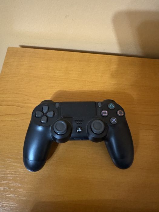 PS4 slim 1TB  място  два пъти е игран на него