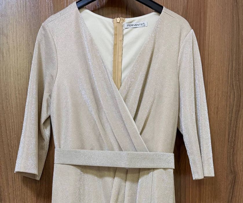 Разгружаю гардероб. Платья шикарные, на выход