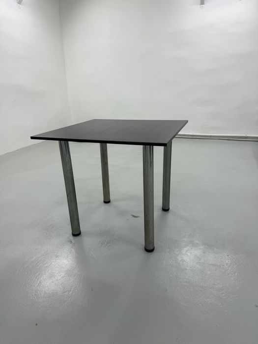 Стол размер 80*80 см.