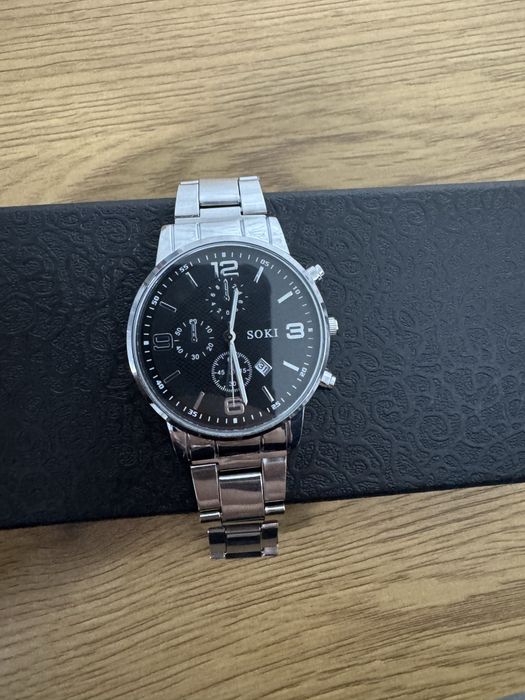 Vand ceas argintiu perfect la un costum