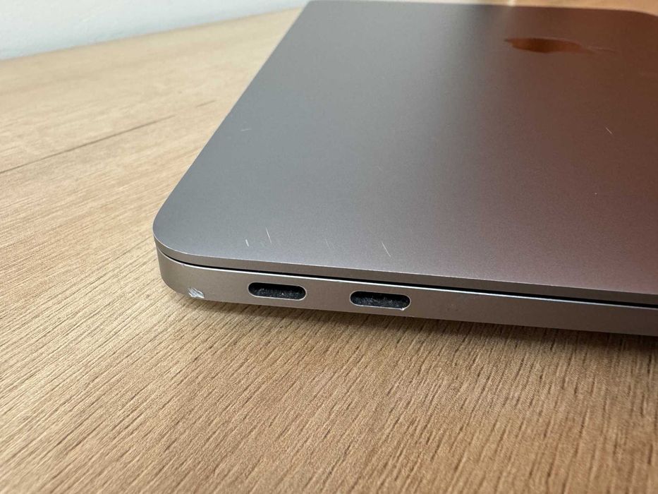 MacBook Air на M1, 8/256 GB.