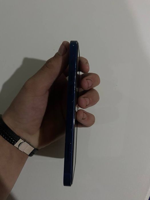 Продам айфон 12.