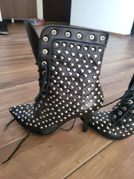 Botine piele naturala cu capse mărimea 37