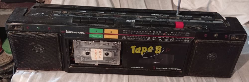 Vând/Schimb Radio-Casetofon Melectronic+International leduri-preț buc.