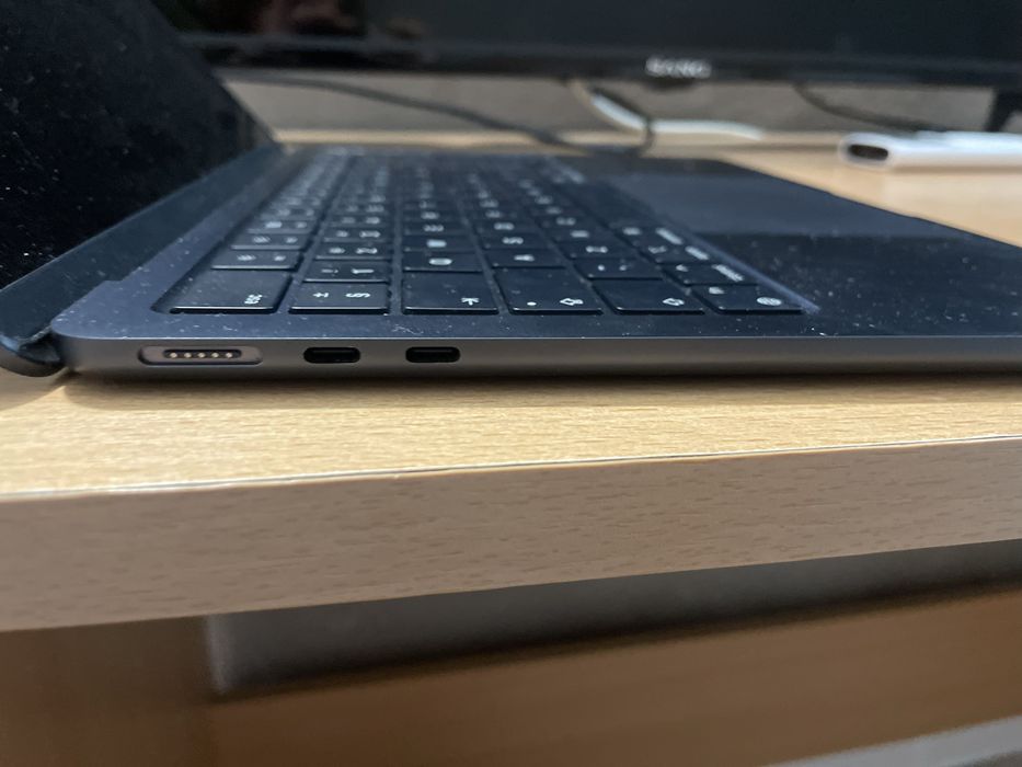 Macbook air M2 96% живот на батерията space gray