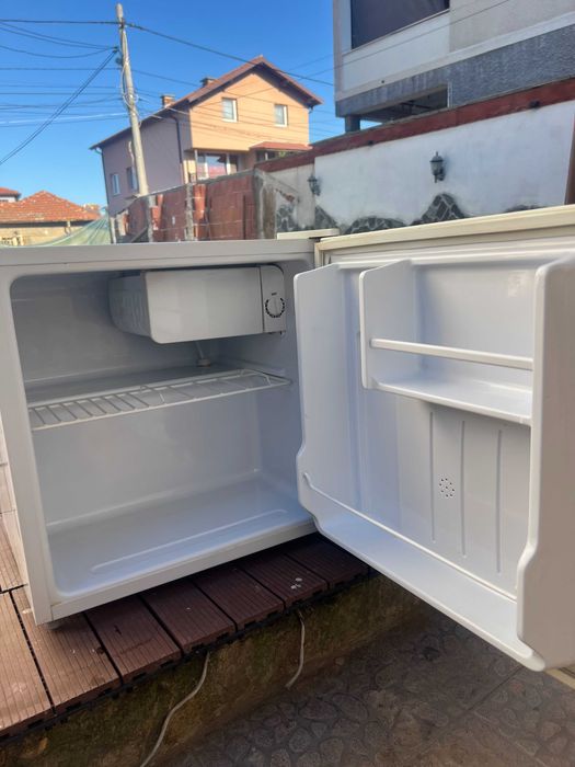 Малък хладилник Midea