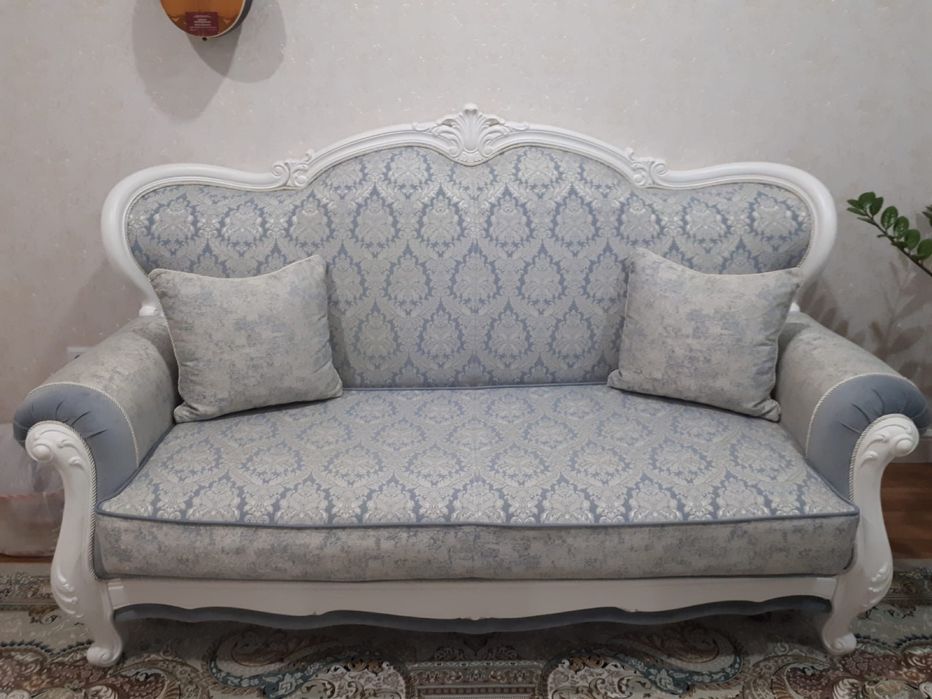 Диван небесно голубой