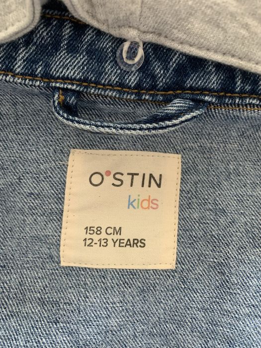 Джинсовая куртка с капюшоном на мальчика