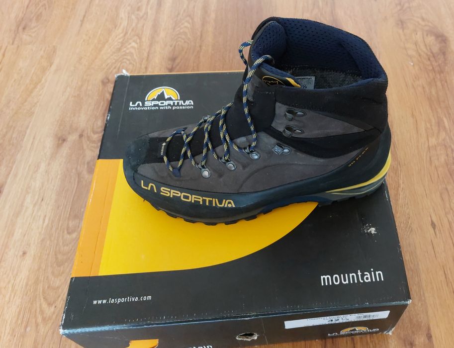 Продавам мъжки туристически обувки La Sportiva