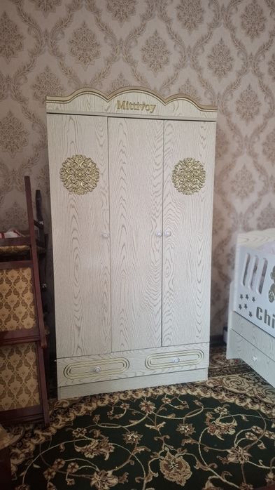 В хорошем качестве и состоянии продаеться детский кровать и шкаф.