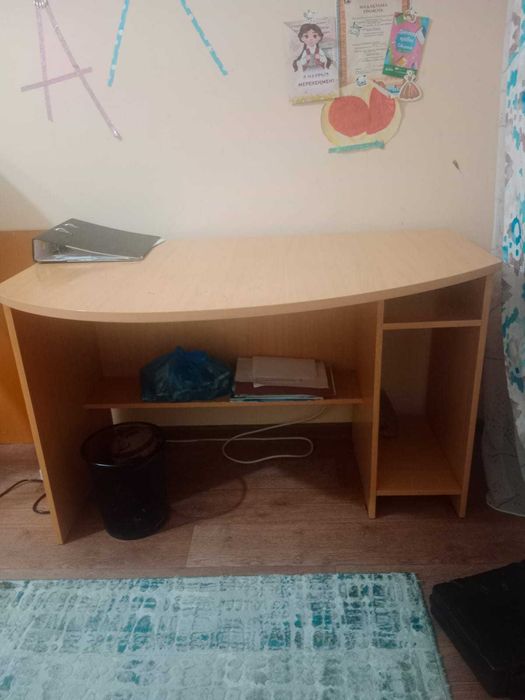 ЗА ДЁШЕВО! Продается стол для компьютера и для учебы!