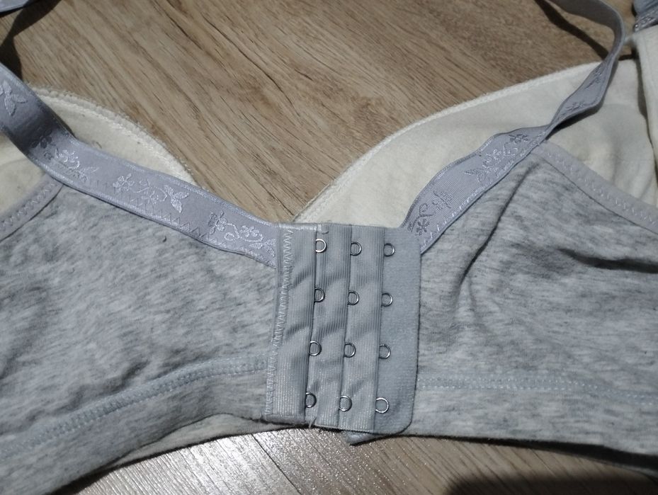 Молокоотсос и бюстгальтер для кормления