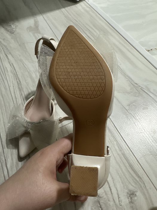 Нарядные туфли с бантом и стразами (р. 34)