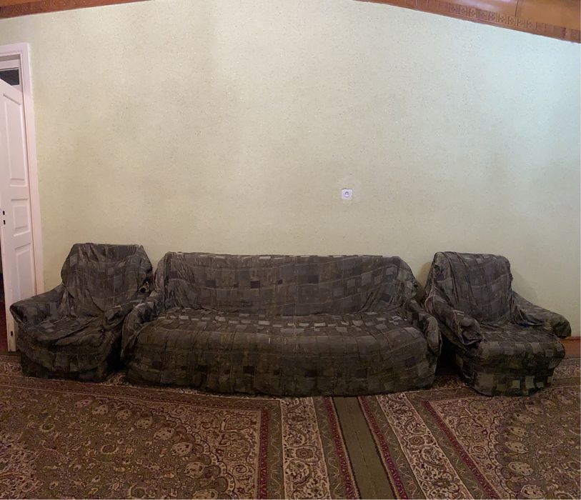 Диван и кресла.