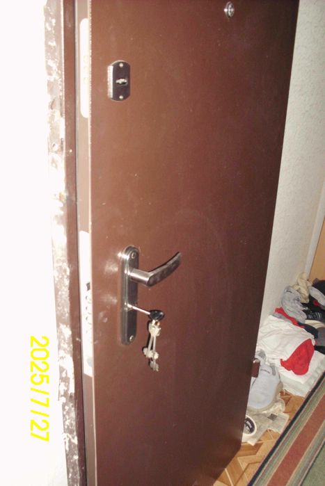 Входная стальная дверь.