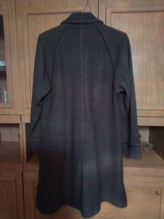 Женское демисезонное легкое пальто. Размер 54.