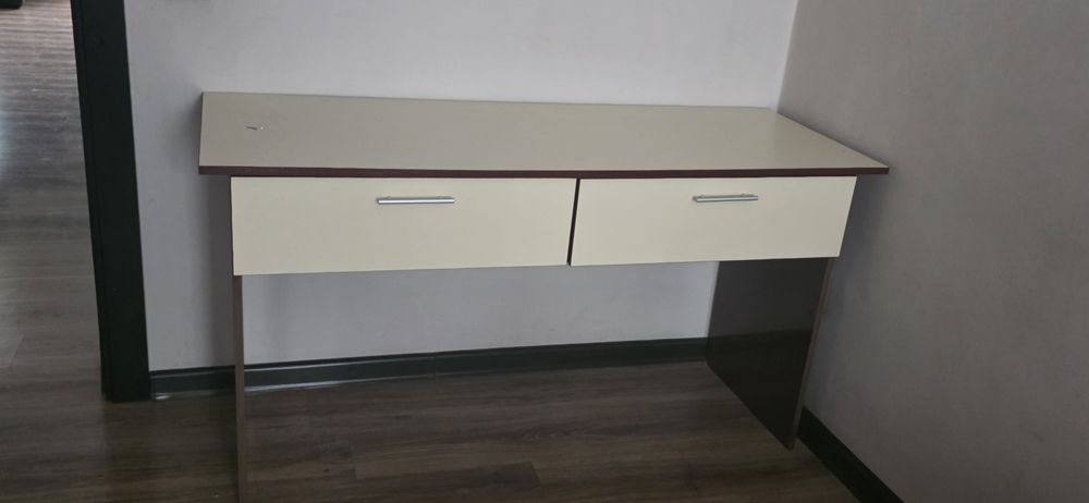 Кровать и стол письменный