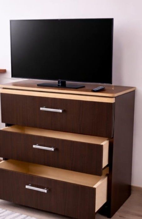 Comodă TV 50/70 cm și 70 cm înălțime cu 3 sertare
