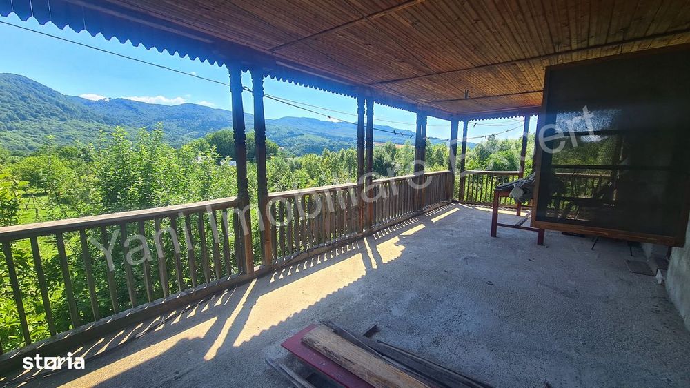 Casă cu lac de pește de vânzare în comuna Nucșoara, județ Argeș.