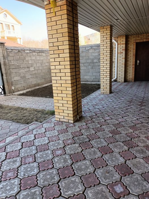 Коттедж 8 мкр ( 17 школа) трехуровневый 358 КВ .метров – pohled 2
