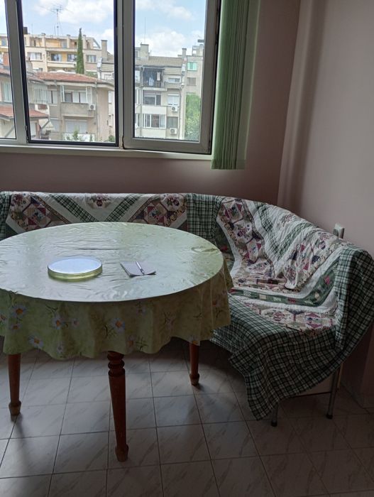 Продавам кухненски и холови мебели