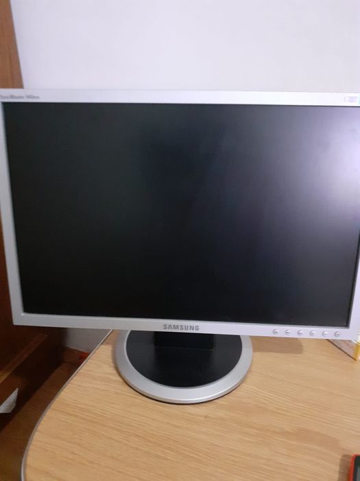 Vand monitoare compatibile cu cablu vga