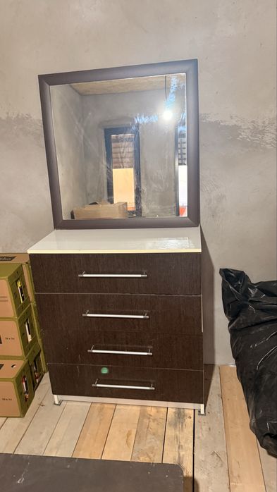 Продам комод  с зерколам и две тумбочки
