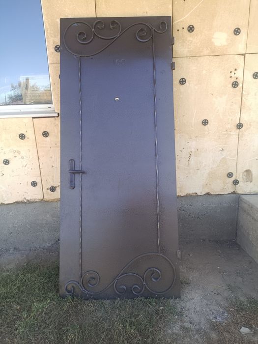 Продаётся дверь входная