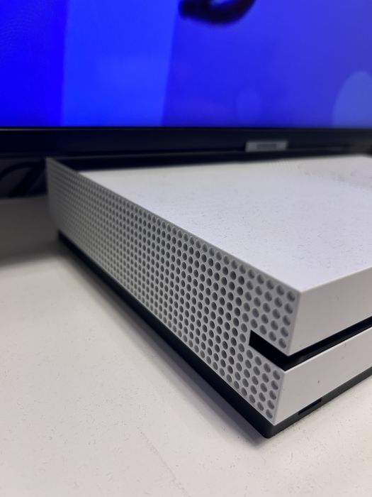 XBOX ONE S  500 GB + Controller