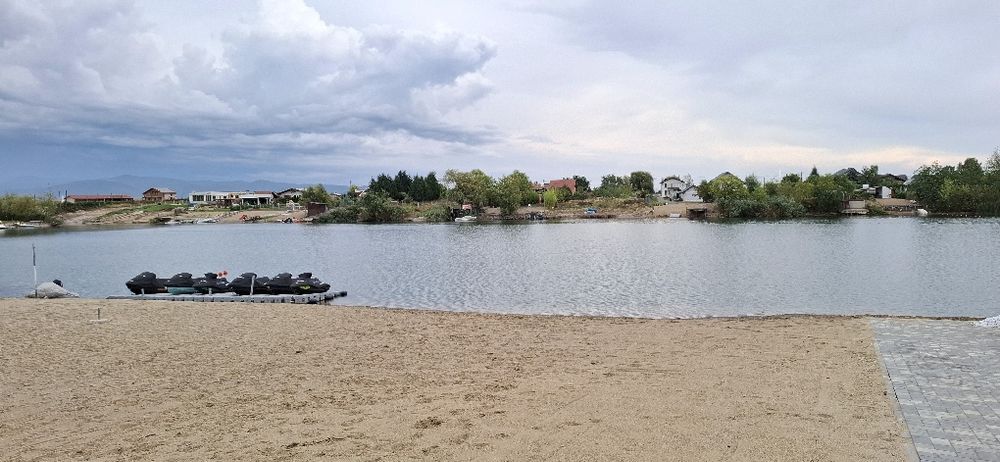 De vanzare casa cu piscina la lac Apa