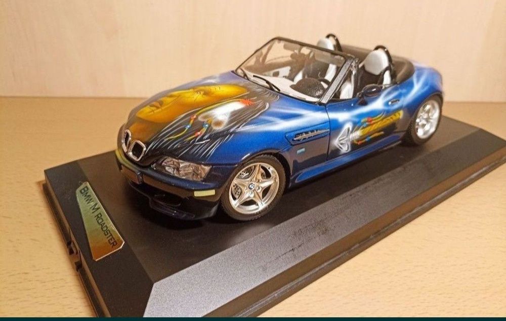 BMW M roadster 
Scara 1:18
Bburago

Pozele reflectă realitatea. Se vin