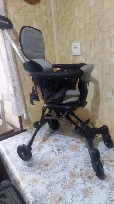 Коляска трансформер , в хорошем состоянии.