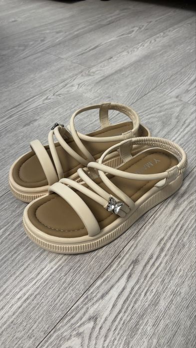 Продам сандали женские